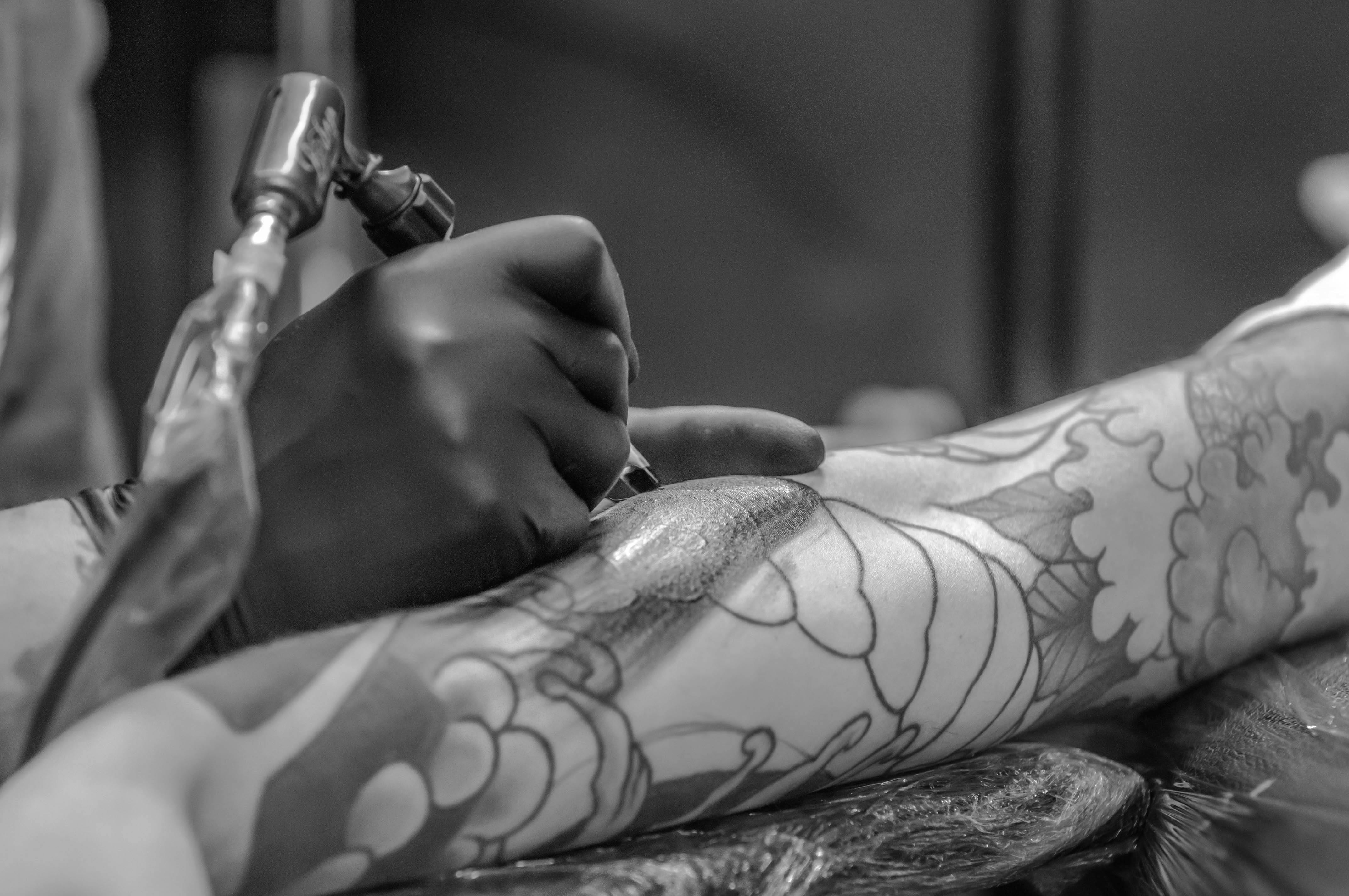 Tattoo zetten en pijn: manieren om het draaglijk te maken